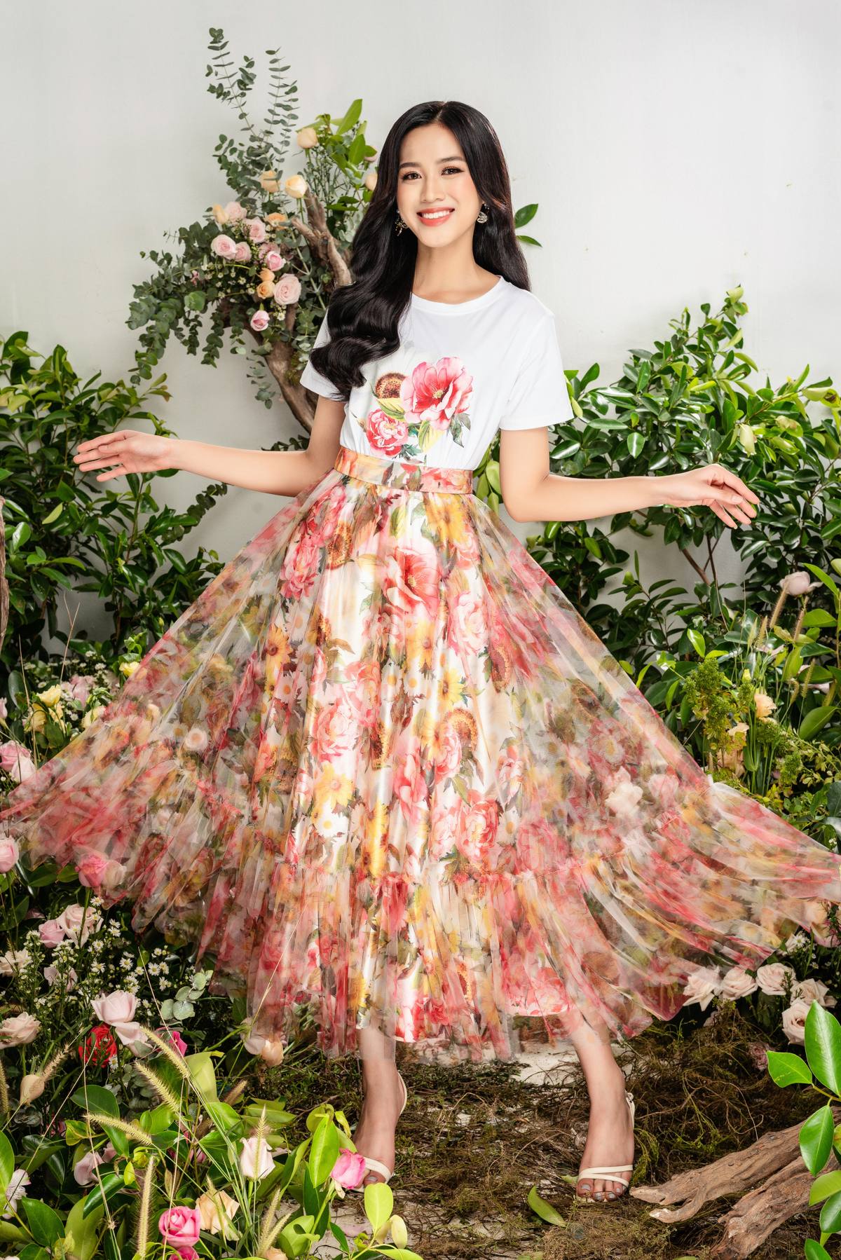 , Hoa hậu Đỗ Thị Hà tinh tế và nổi bật khi xuất hiện cùng BST Angelic.