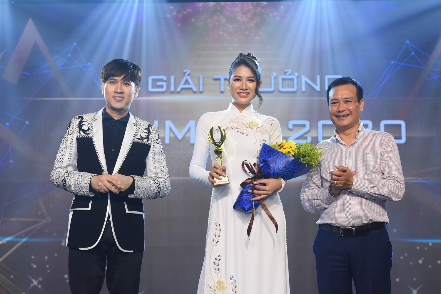 Trang Tran nhan giai CHIM EN 2020 (1)