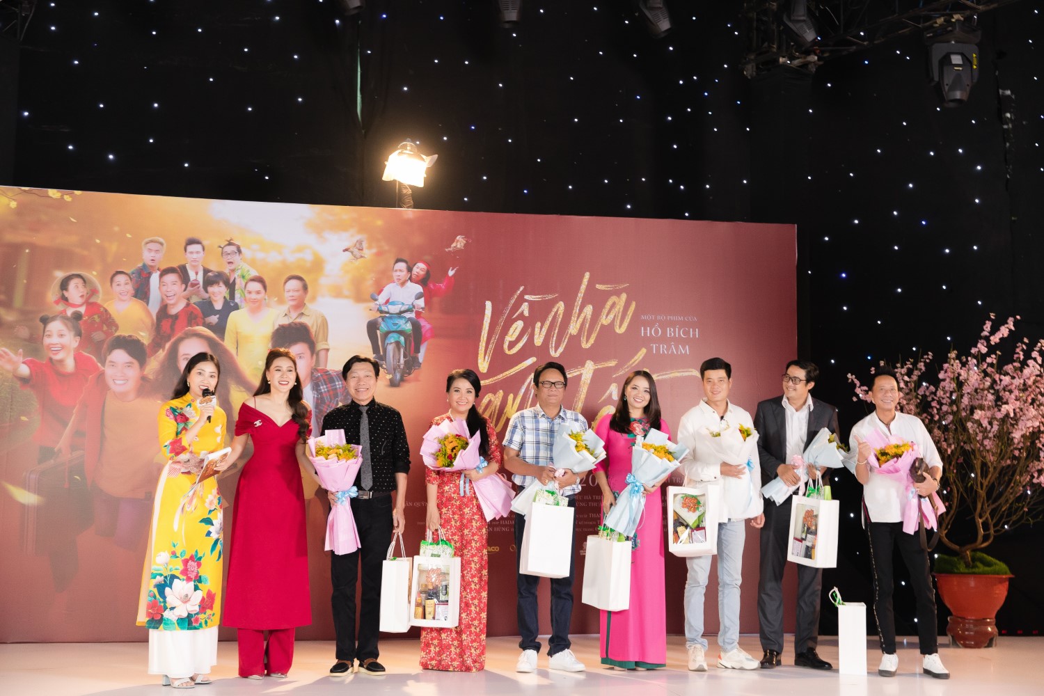 DIEN VIEN TRONG PHIM VE NHA AN TET (1)