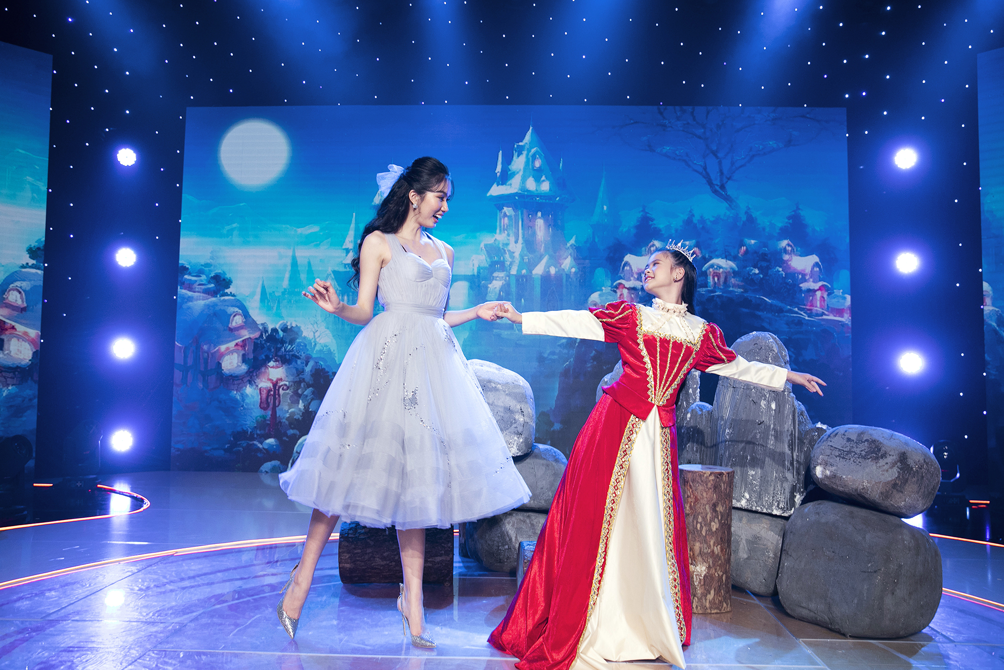 A hau Phuong Anh_Sieu mau nhi13