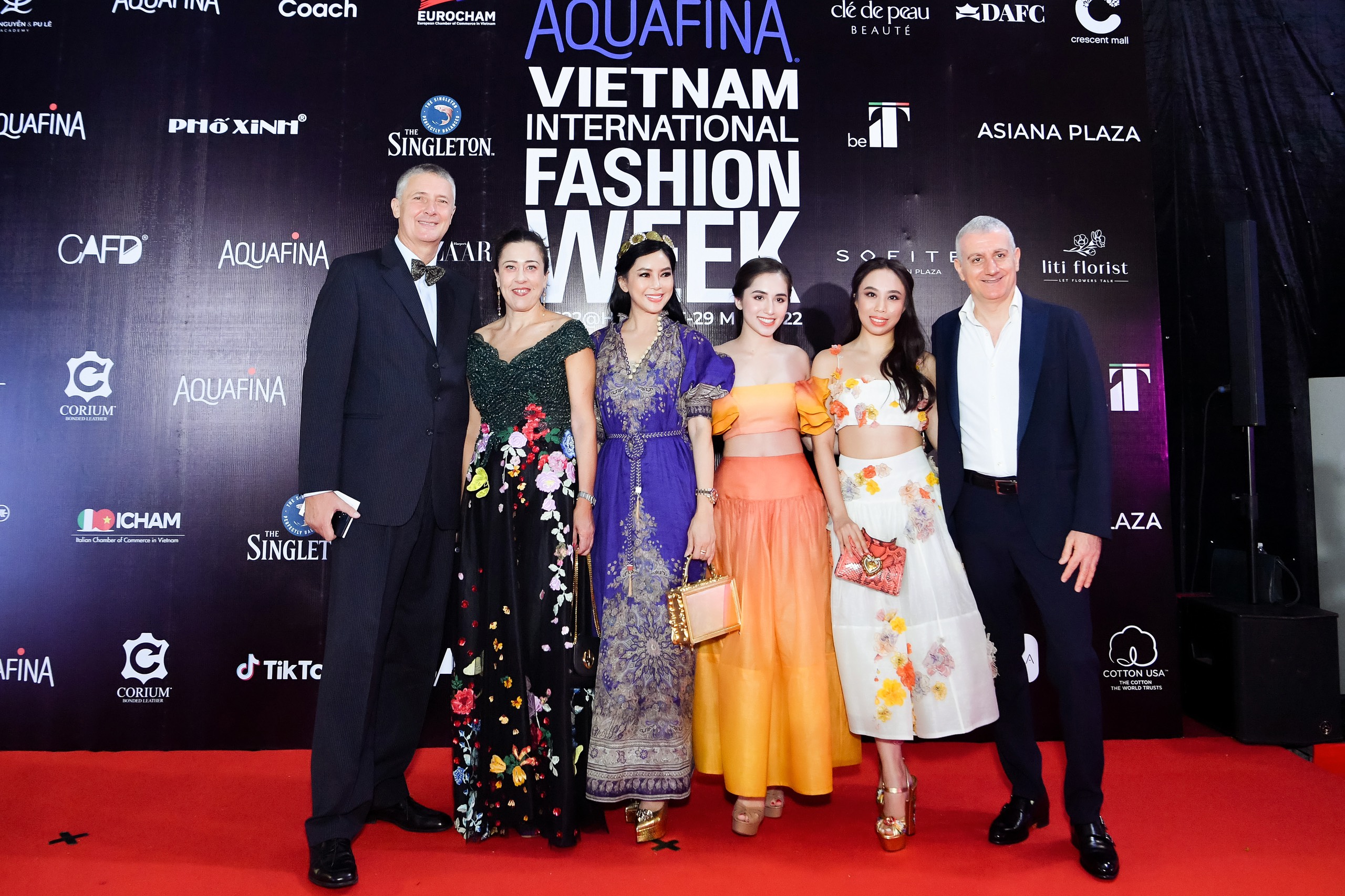 doanh nhân Thuỷ Tiên có dịp hội ngộ, chụp ảnh lưu niệm cùng vợ chồng Tổng Lãnh sự Ý và Tổng Giám đốc Thương vụ Ý tại Việt Nam.