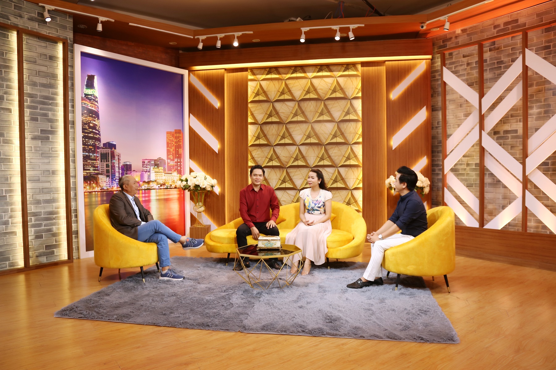 TU CAM HUONG, TRAN HOANG HIEU THANH - TALK (1)