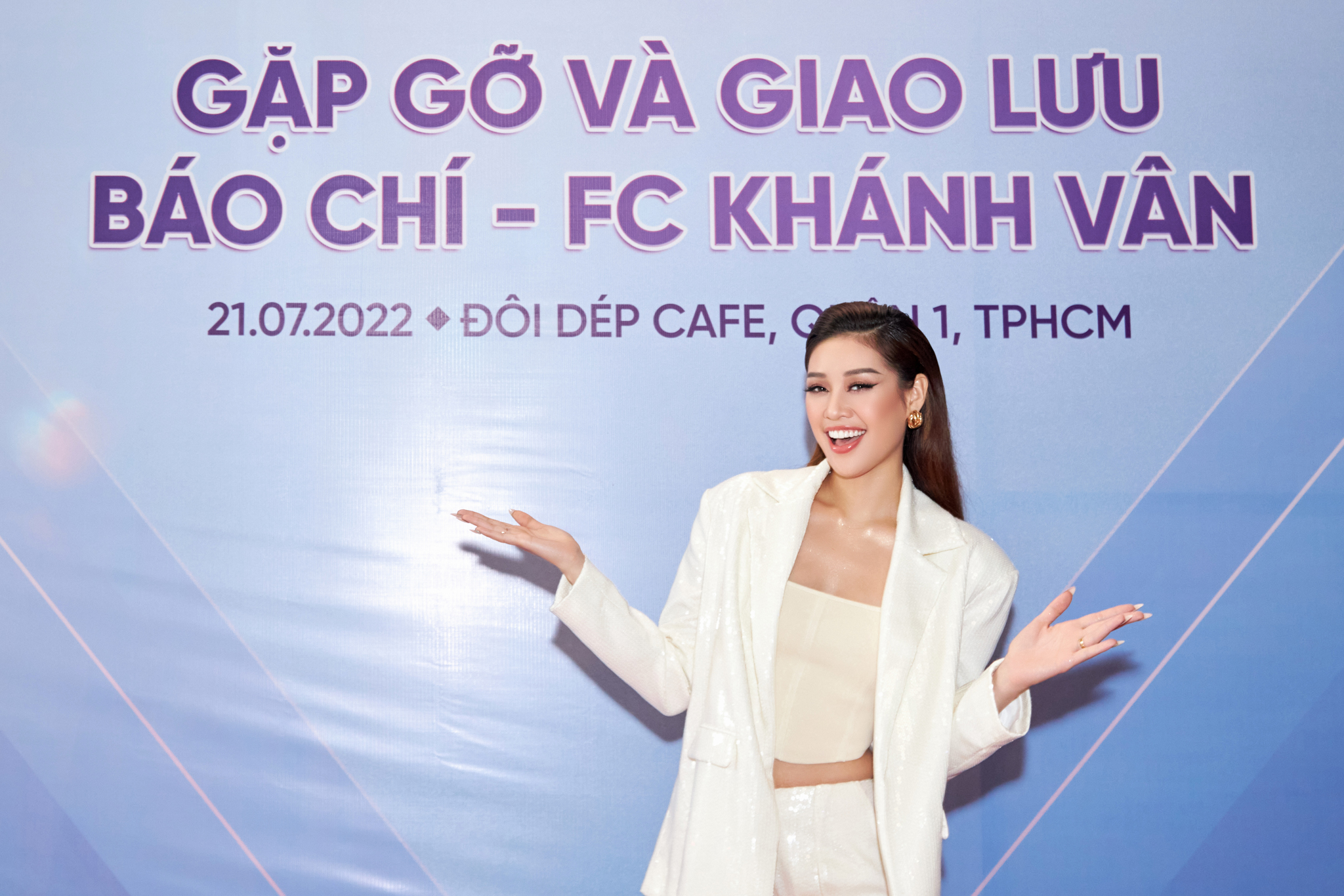 Hoa hau Khanh Van_Gap go va giao luu bao chi23