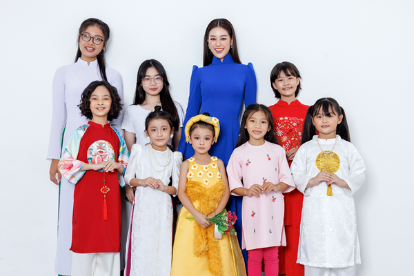 Hoa hau Khanh Van va cac hoc vien nhi mung ngay 20.114