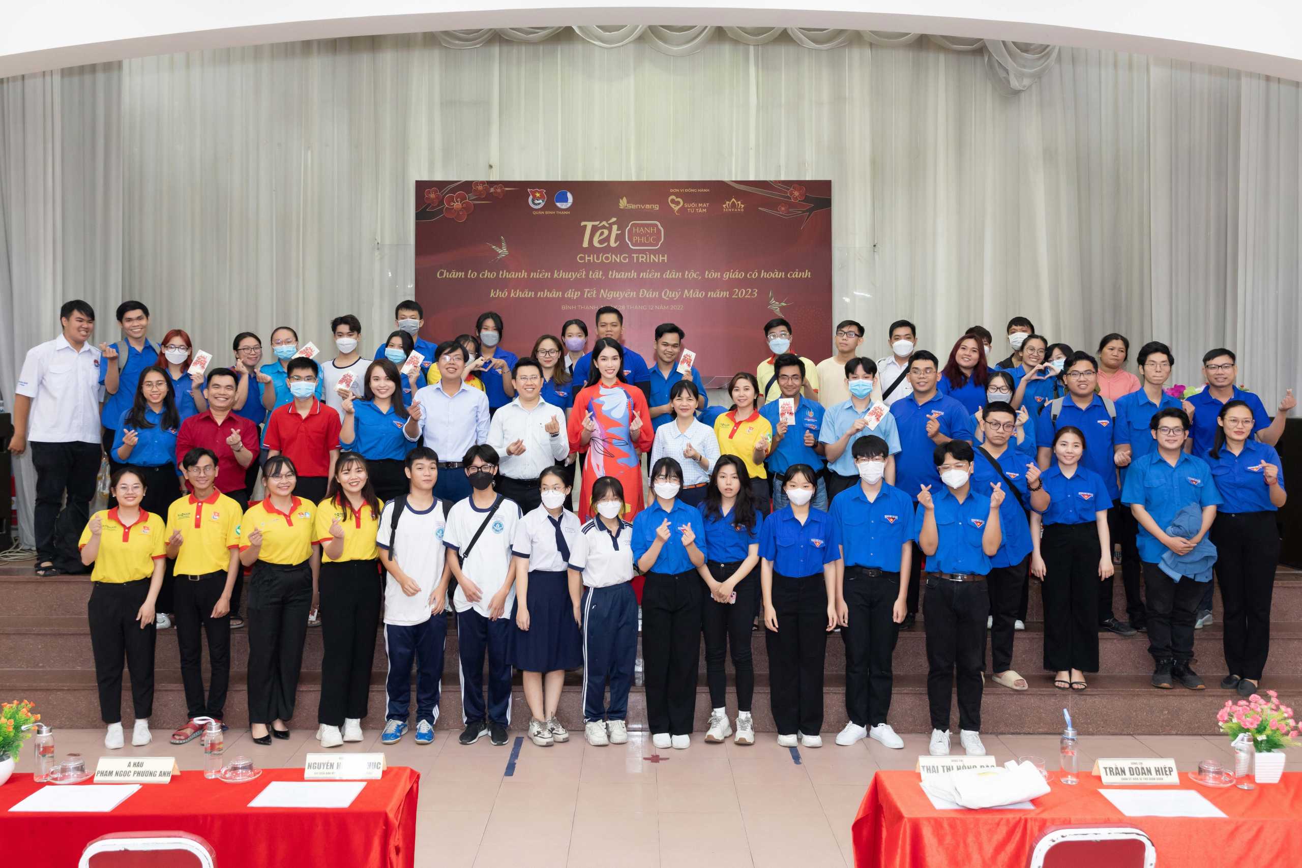 A HAU PHUONG ANH TRAO QUA QUAN BINH THANH 11