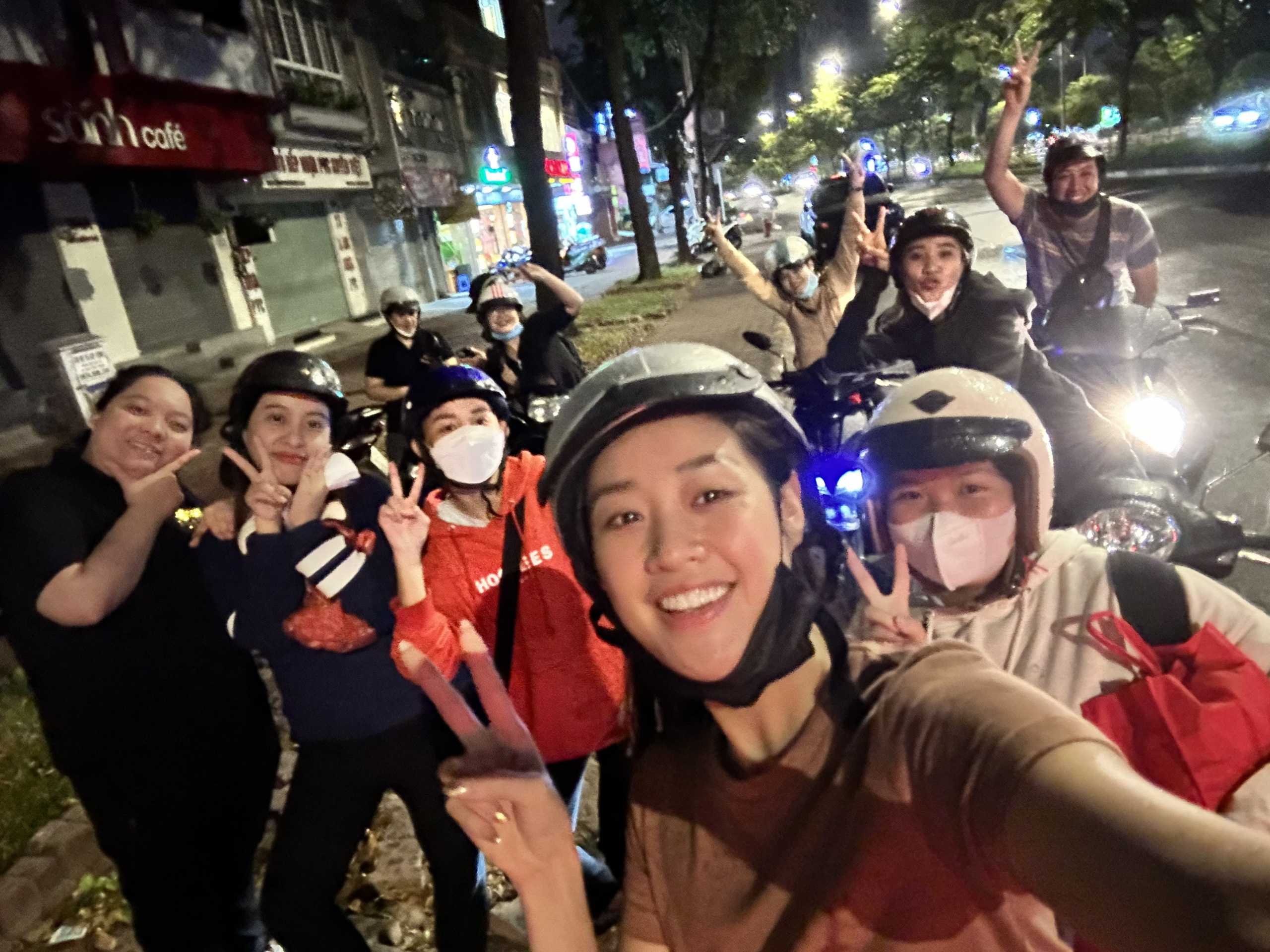 Hoa hau Khanh Van tang qua cho nguoi lao dong SG16