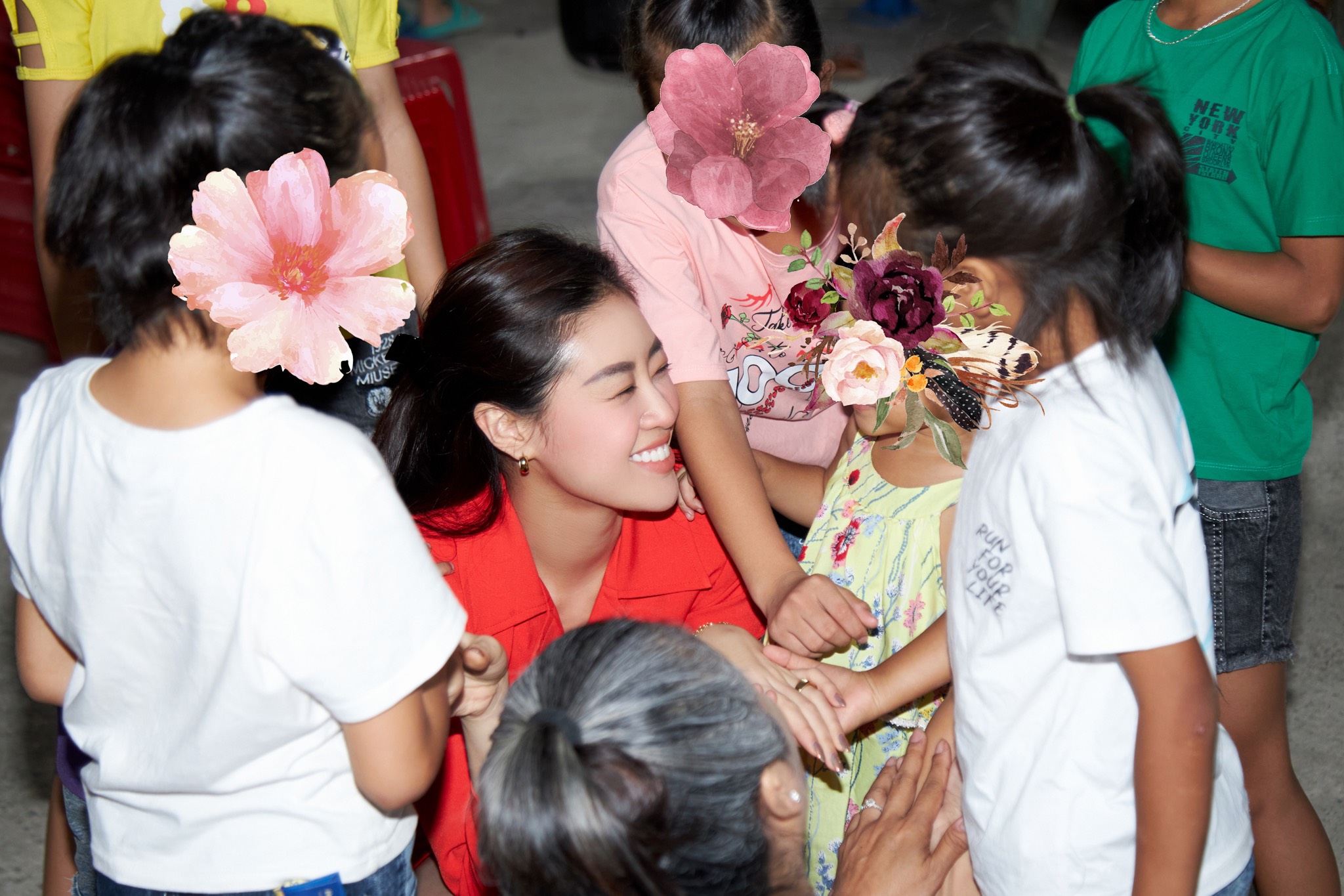 Hoa hau Khanh Van den tham ngoi nha OBV1