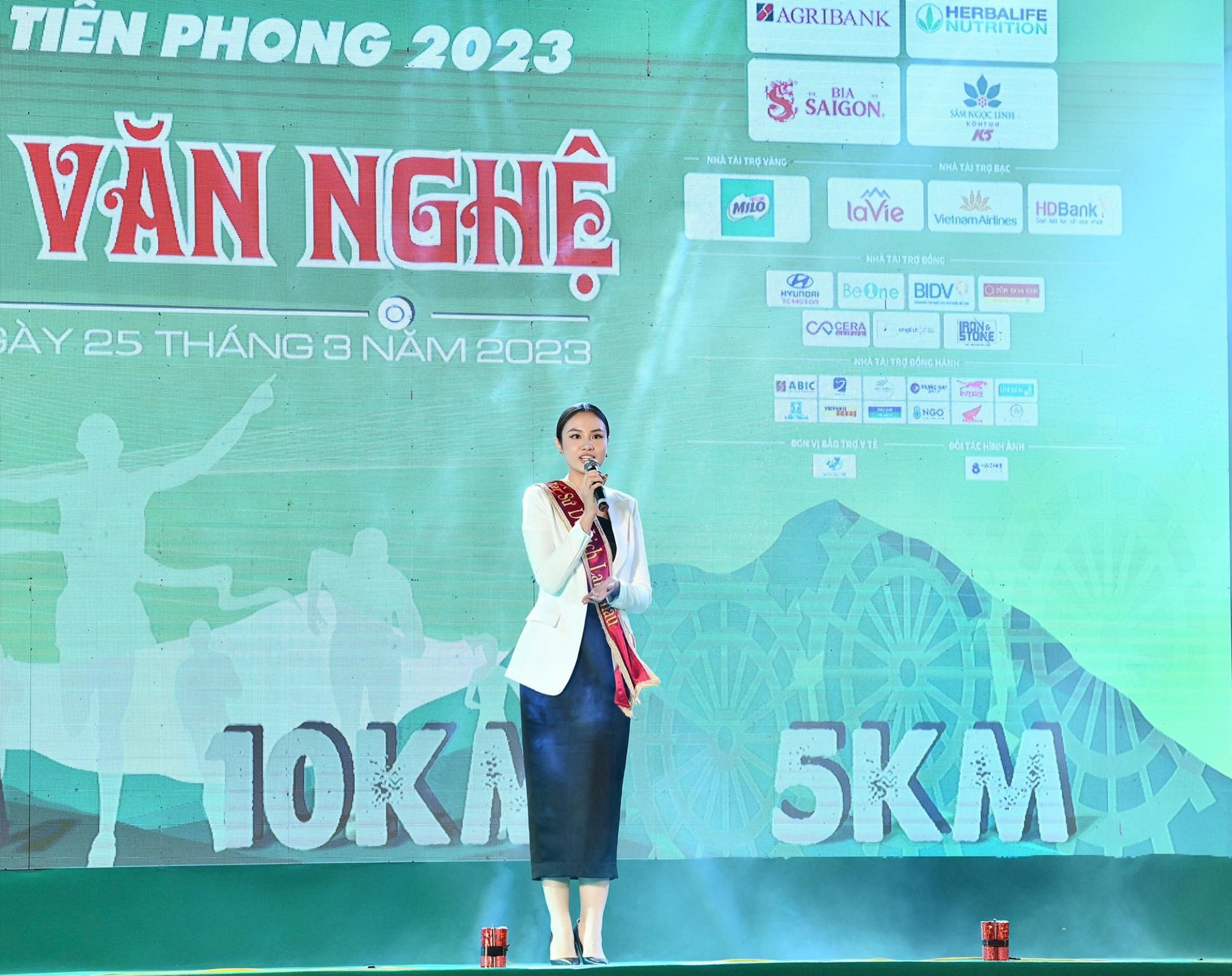 Á hậu Thủy Tiên (3)